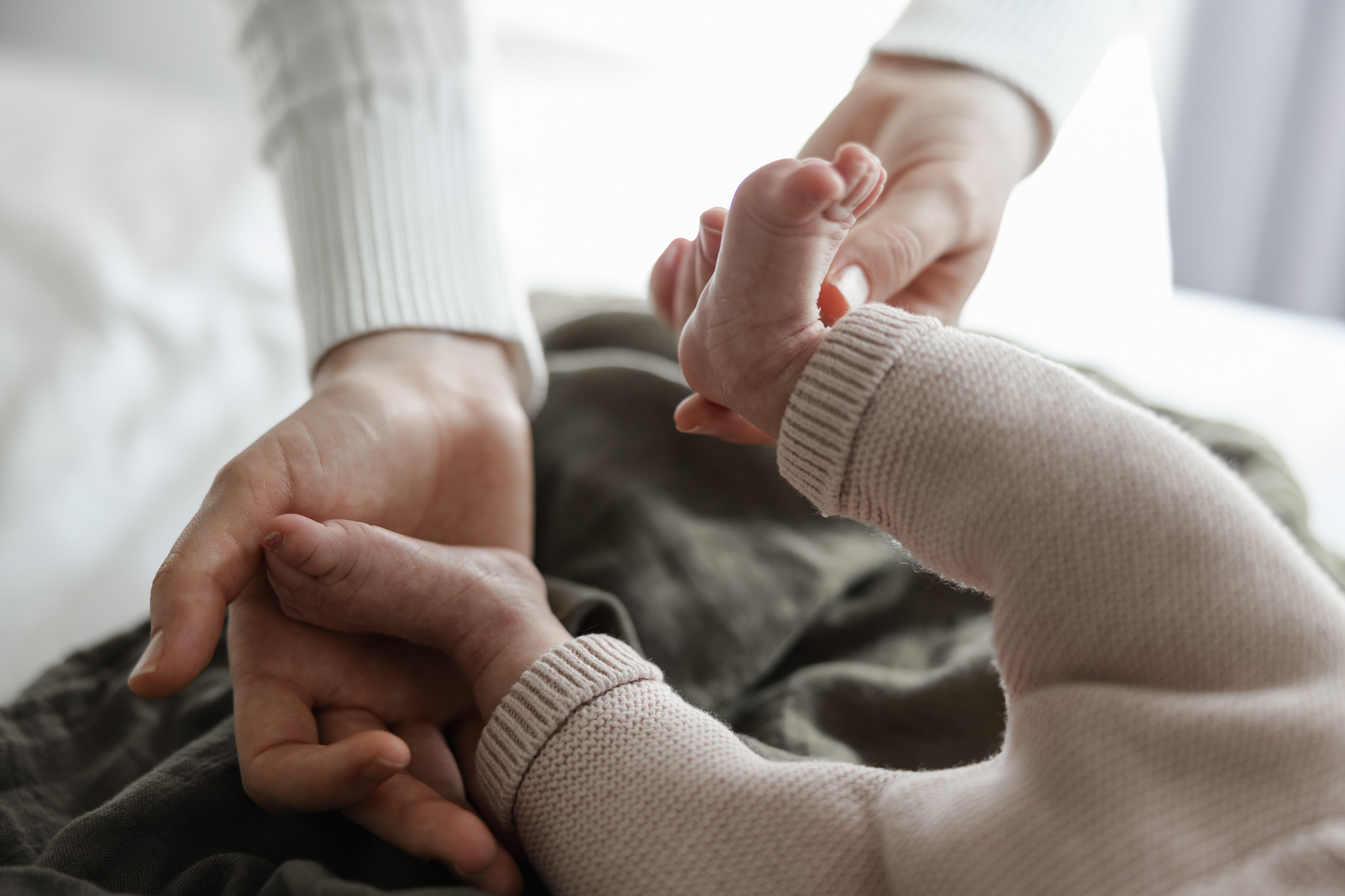 in-home newborn photography, detail photos of cute baby feet